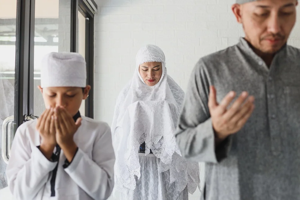 muslim family praying together at mosque 2026 01 08 23 38 13 utc