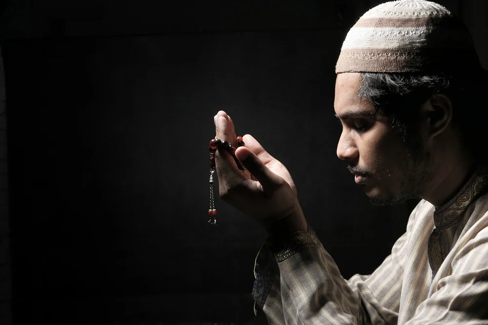 muslim man praying during ramadan at night 2026 01 06 10 20 14 utc