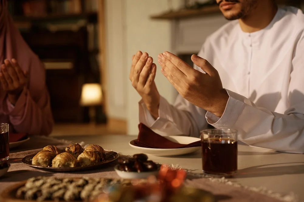 close up of muslim couple praying at dining table 2026 01 06 10 28 17 utc