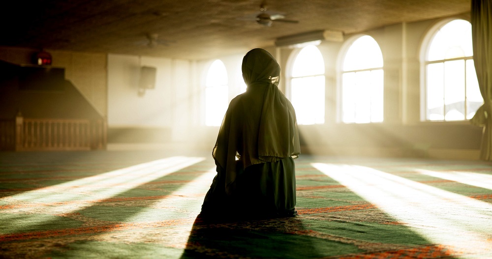 islamic woman back or praying to worship in mosqu 2026 01 09 09 53 12 utc 1