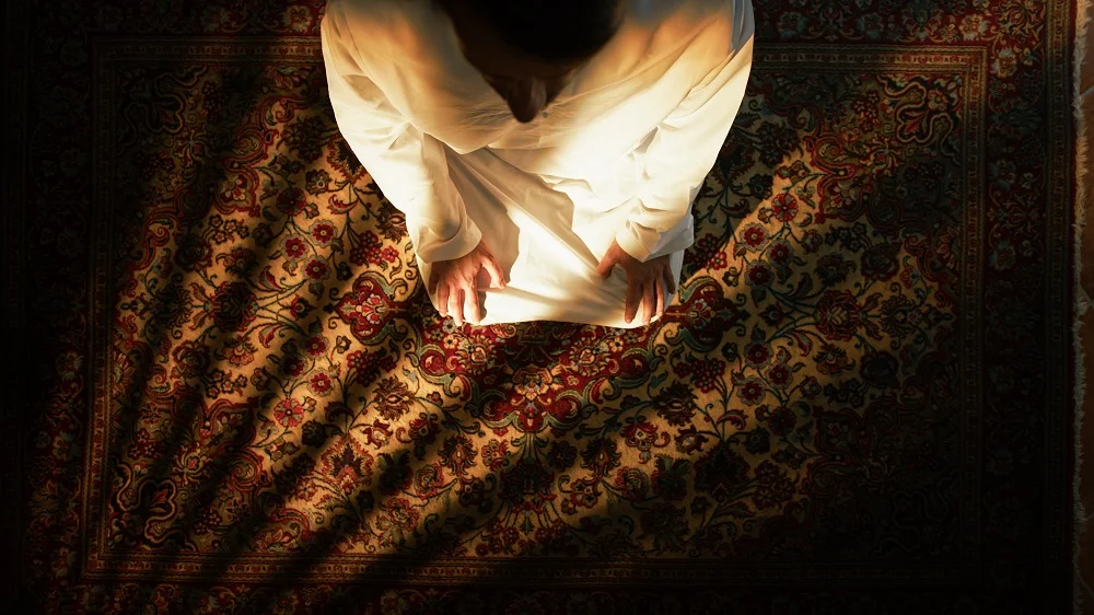 kneeling man prays for ramadan on the carpet 2026 01 08 06 36 03 utc