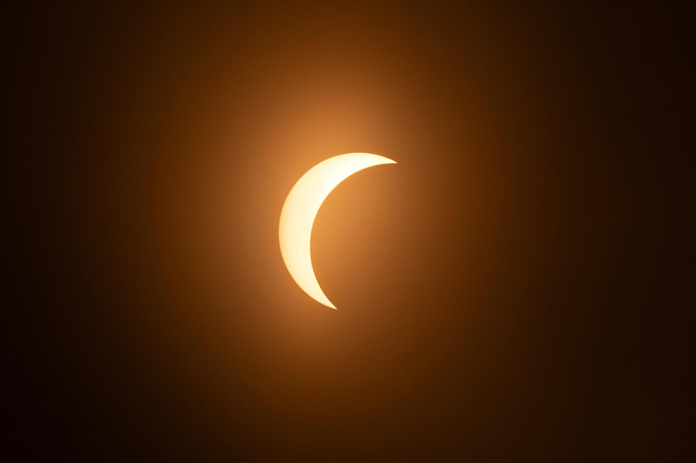 moon rising over dark hills in night sky 2026 01 07 07 12 05 utc 1