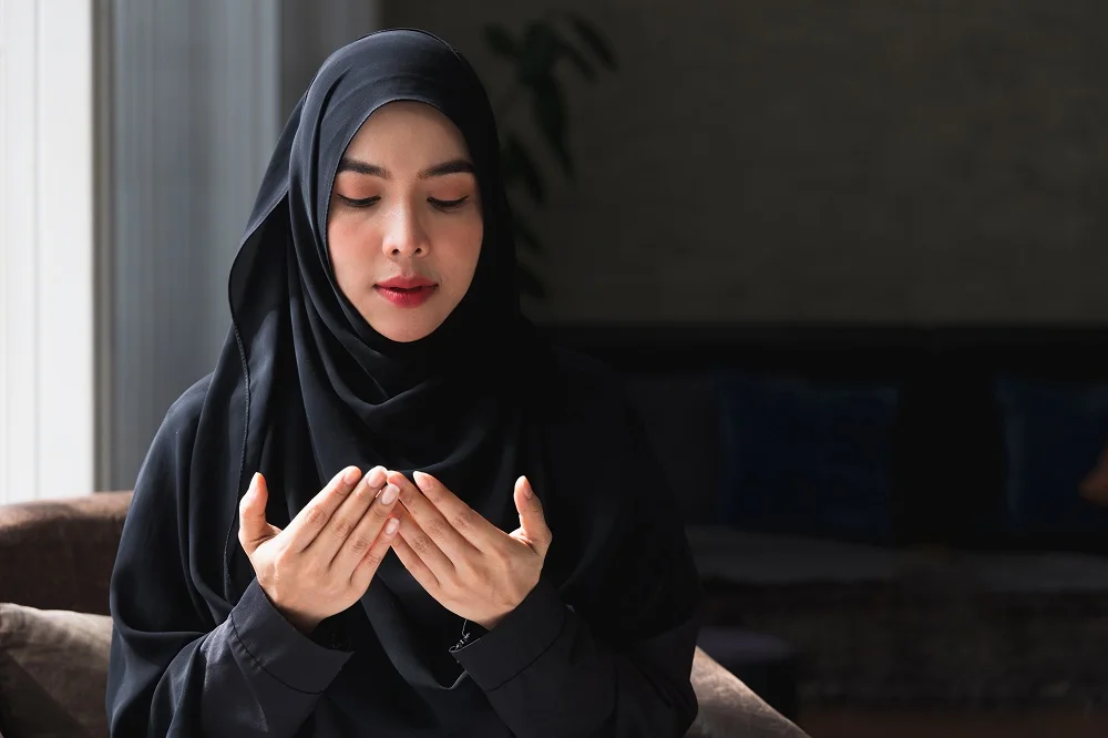women wear hijab having worship and pray for fasti 2026 01 08 06 06 03 utc
