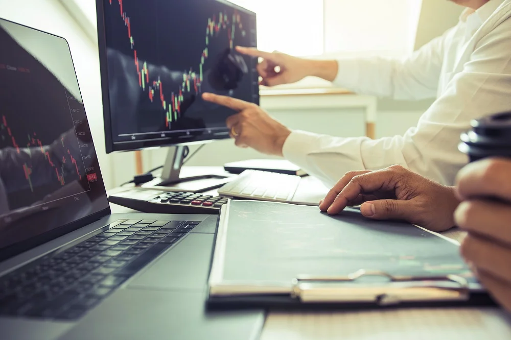 business people talking and analysis with profit f 2026 01 07 06 24 06 utc