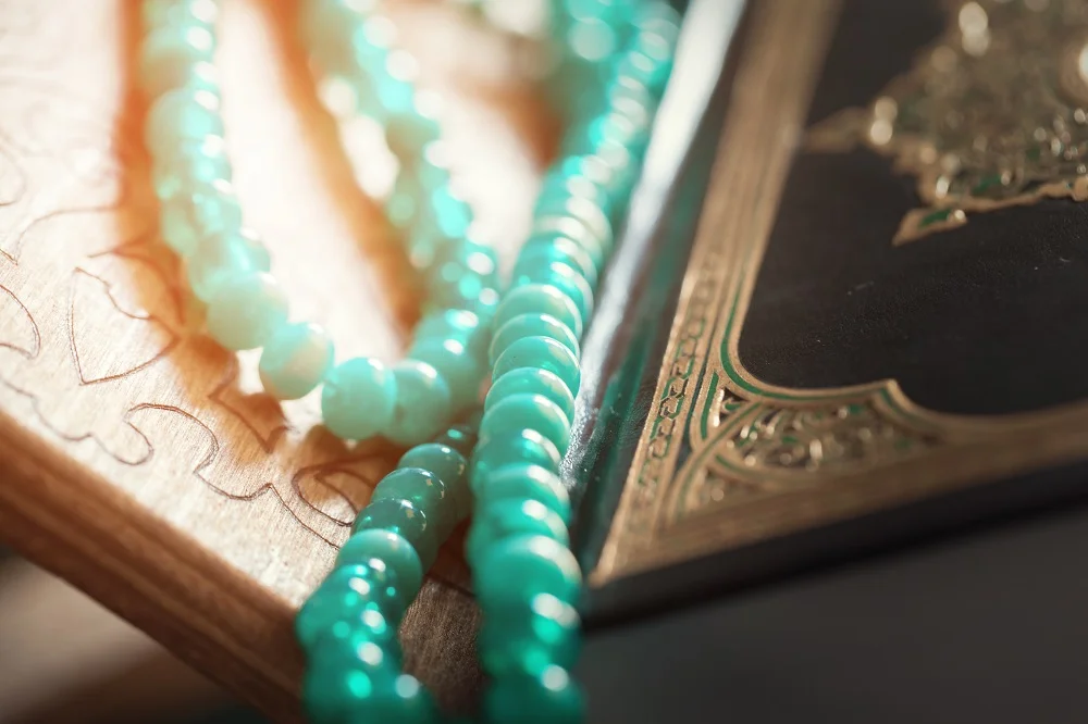 muslim prayer beads on wooden background close up 2026 03 19 09 04 04 utc