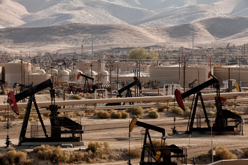 oil pumps and refinery in oil field 2026 01 05 06 35 07 utc