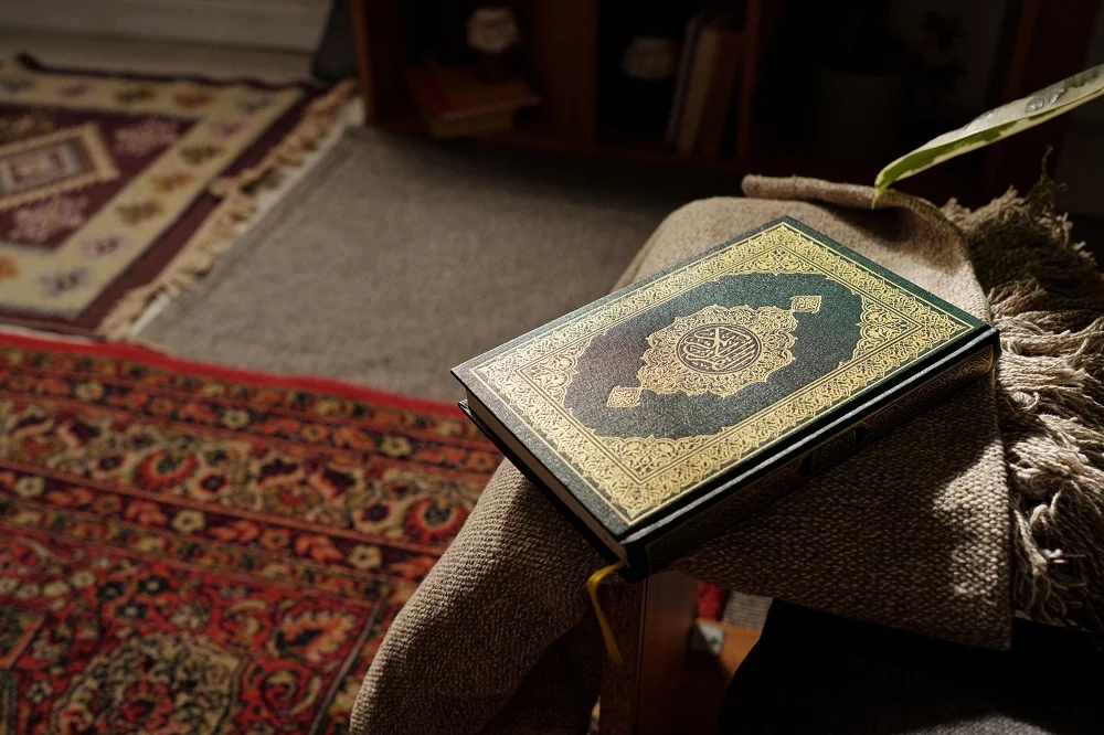 quran book in living room 2026 01 09 06 28 23 utc