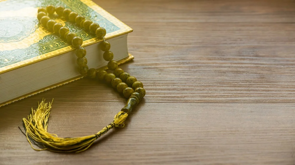 selective focus of rosary beads and quran on a woo 2026 01 06 11 04 58 utc