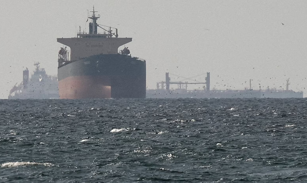 آبنائے ہرمز میں کھڑے آئل ٹینکرز اور تجارتی جہازوں کا منظر