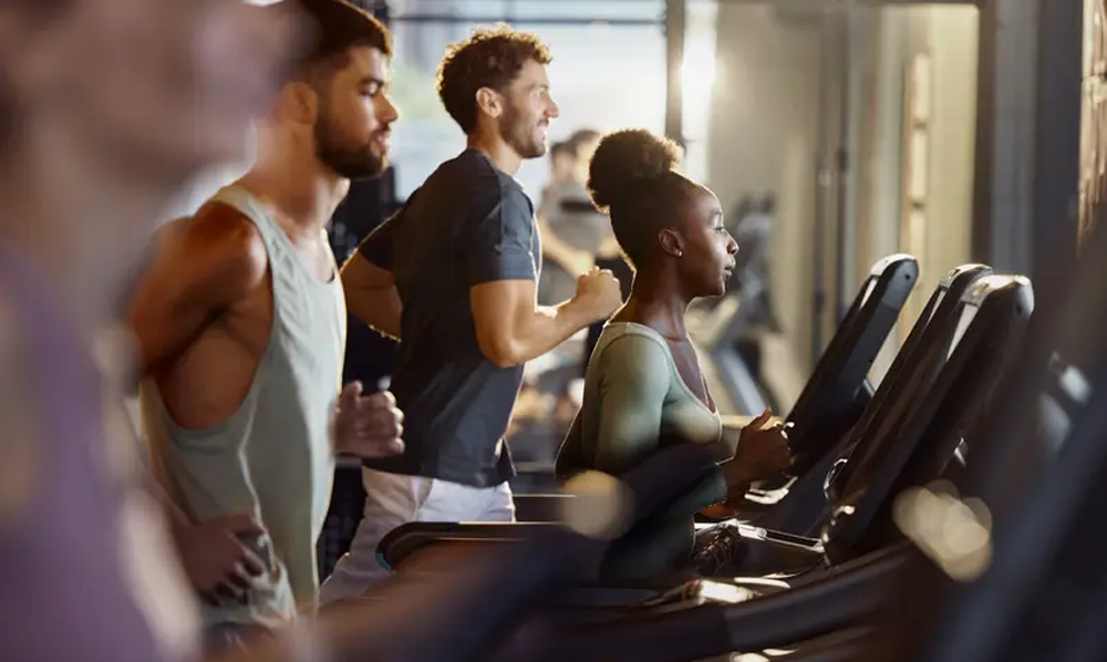 طویل عمری اور بیماریوں سے بچاؤ کے لیے ورزش کی شدت کی اہمیت کو واضح کرتی تصویر