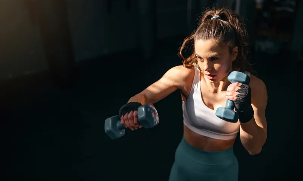 طویل عمری اور بیماریوں سے بچاؤ کے لیے ورزش کی شدت کی اہمیت کو واضح کرتی تصویر