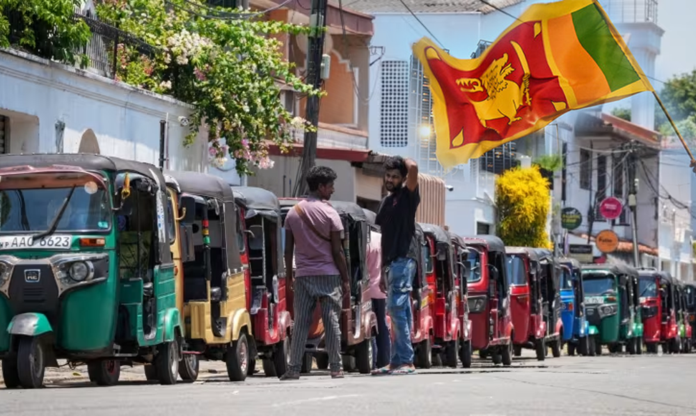 عالمی سطح پر توانائی کی بلند قیمتیں اور معاشی بحران کی عکاسی کرتی ایک تصویر