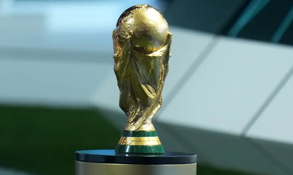 فیفا ورلڈ کپ 2026 کی ٹرافی اور ہالینڈ کی ٹیم کی ممکنہ فتح کی عکاسی