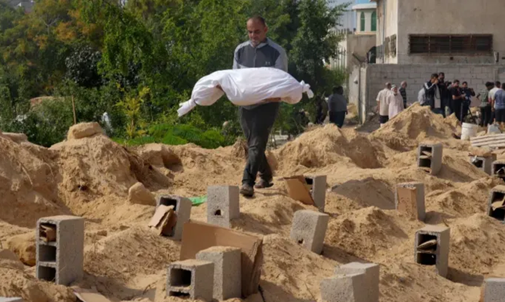 غزہ میں تدفین کے مصائب اور عارضی قبرستانوں کا منظر