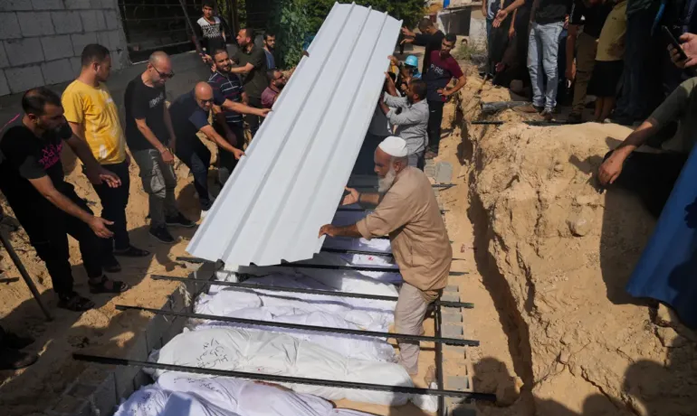 غزہ میں تدفین کے مصائب اور عارضی قبرستانوں کا منظر