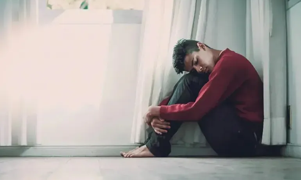 ڈیجیٹل دور میں نفسیاتی بیگانگی اور ذہنی تھکن کی علامتی تصویر