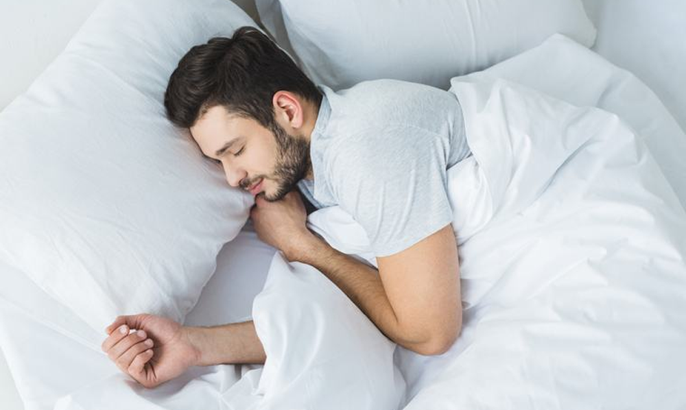 بڑھاپے کی رفتار اور نیند کی کمی کے اثرات کی علامتی تصویر