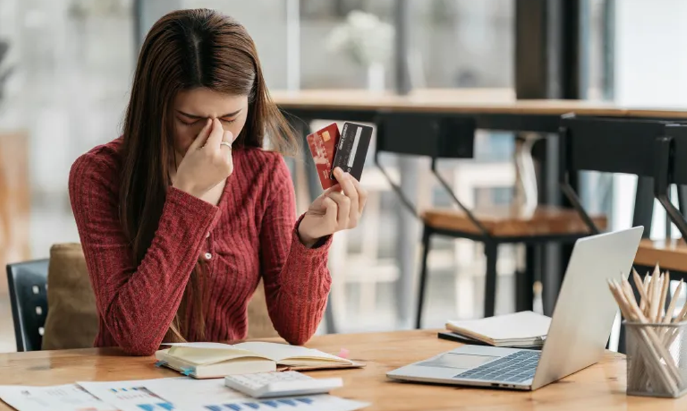 کریڈٹ کارڈ کا استعمال اور قرضوں کے بوجھ سے بچنے کی مالیاتی تجاویز