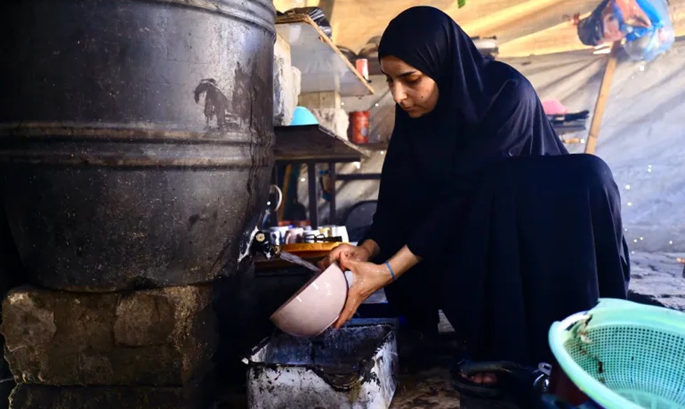 غزہ میں پانی کی قلت کا بحران اور خیموں میں خالی گیلن لیے پانی کے ٹرک کا انتظار کرتے معصوم فلسطینی بچے