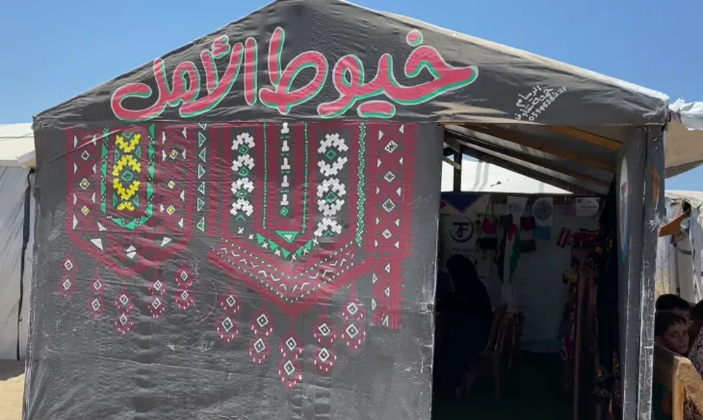 غزہ کی بیوائیں، خیموں میں معاشی خود انحصاری کے لیے سلائی کڑھائی اور دکانیں چلاتی فلسطینی خواتین کا عزم