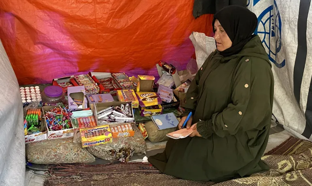 غزہ کی بیوائیں، خیموں میں معاشی خود انحصاری کے لیے سلائی کڑھائی اور دکانیں چلاتی فلسطینی خواتین کا عزم