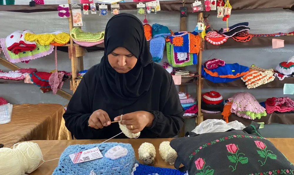 غزہ کی بیوائیں، خیموں میں معاشی خود انحصاری کے لیے سلائی کڑھائی اور دکانیں چلاتی فلسطینی خواتین کا عزم
