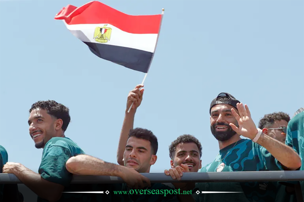 مصری فٹبال ٹیم کا العلمین انٹرنیشنل ایئرپورٹ پر شائقین کی جانب سے شاندار استقبال