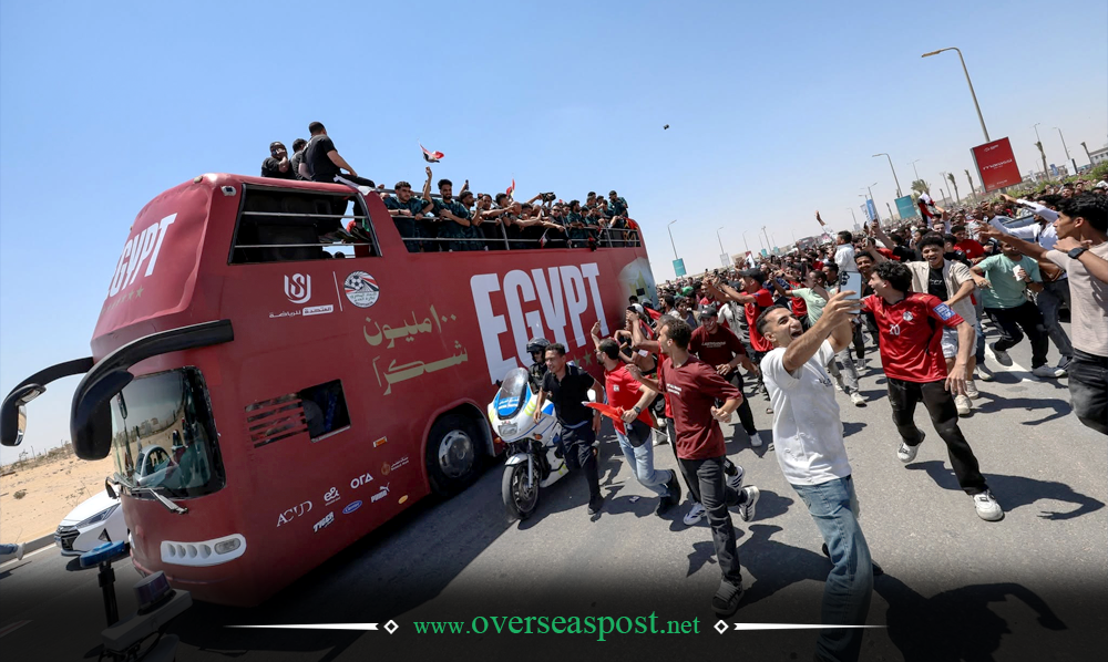 مصری فٹبال ٹیم کا العلمین انٹرنیشنل ایئرپورٹ پر شائقین کی جانب سے شاندار استقبال