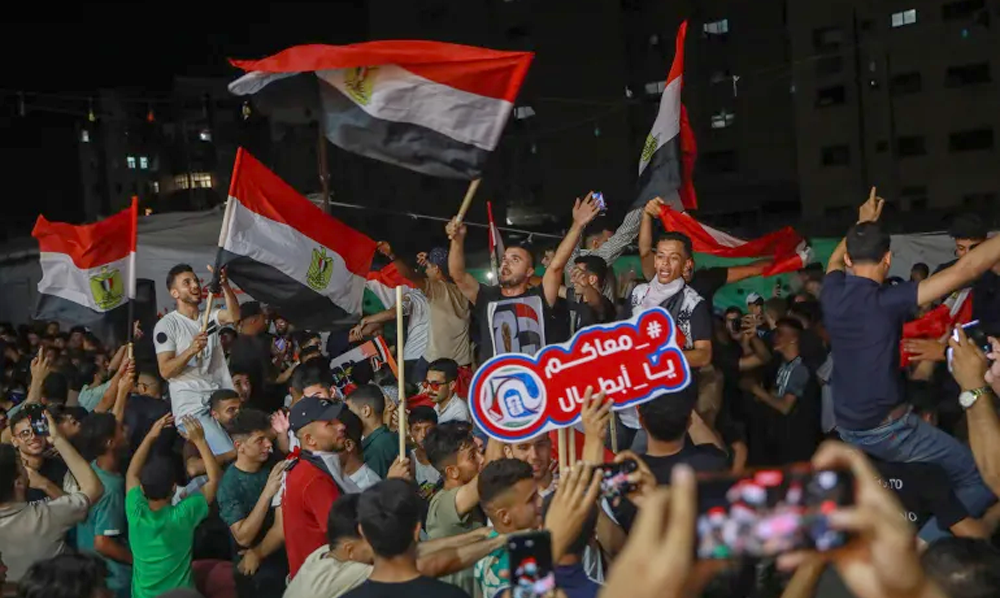 غزہ میں خیموں کے درمیان مصر کی فٹبال فتح کا جشن مناتے ہوئے فلسطینیوں کا تصویری خاکہ
