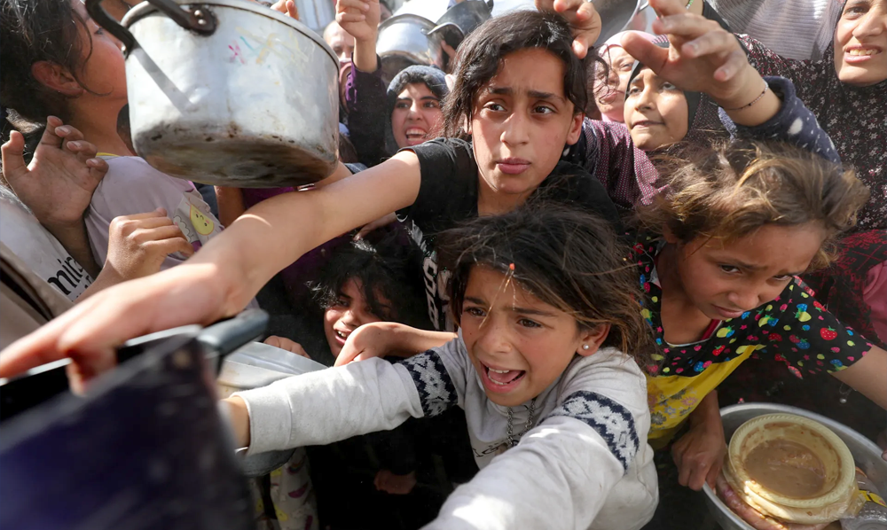 غزہ میں جنگ اور شدید معاشی بحران کے سائے میں زندگی گزارنے والے معصوم فلسطینی بچے