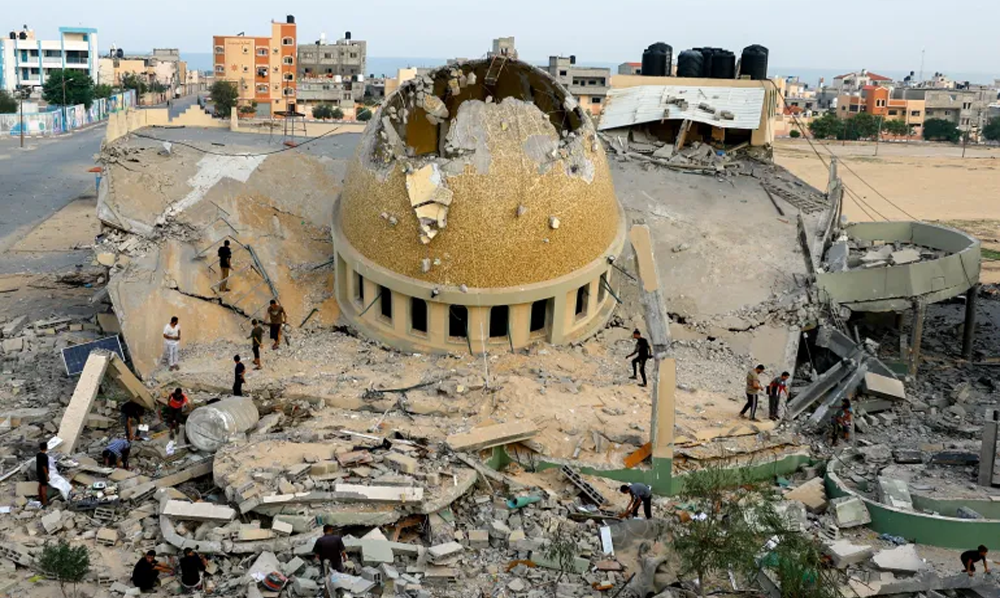 غزہ میں اسرائیلی جارحیت کے باعث تباہ ہونے والی تاریخی مساجد اور عمارات کا ملبہ